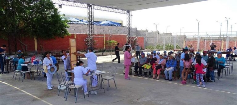 Más de 50 adultos mayores recibieron atención en campaña médica