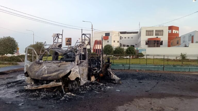 Tragedia en el malecón costero: Casa rodante de viajero brasileño consumida por las llamas