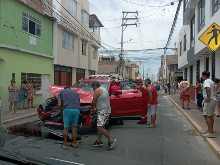 Violento choque en Mollendo deja un herido y cuantiosos daños materiales