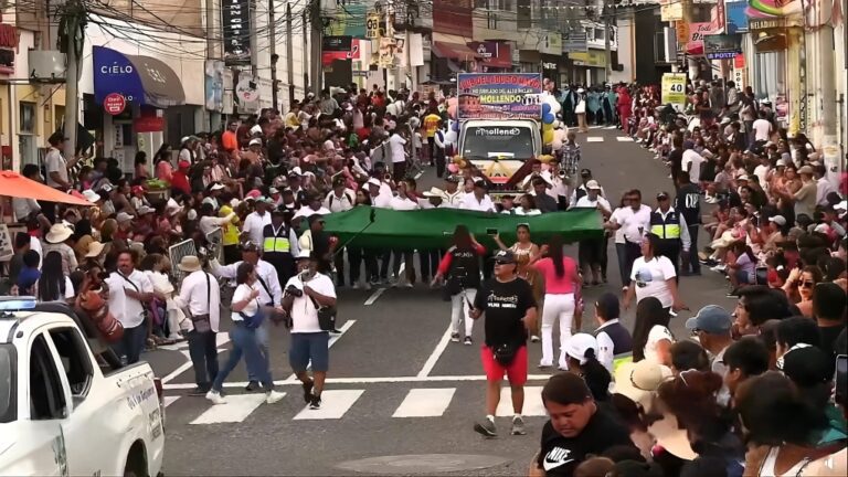 Colorido y numeroso Corso de la Amistad en Mollendo