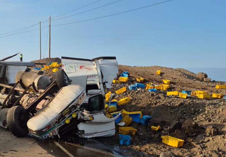 Ilo: Tráiler cargado de pescado vuelca en la Costanera Norte