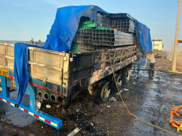 Se incendia plataforma de tráiler en peaje de Punta de Bombón