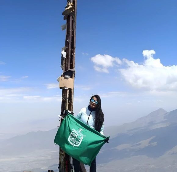 Atleta Leydi Bolaños corona cima del Misti por el 154° aniversario de Mollendo