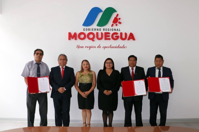 Entregan resoluciones a nuevos directores de las UGEL en Moquegua