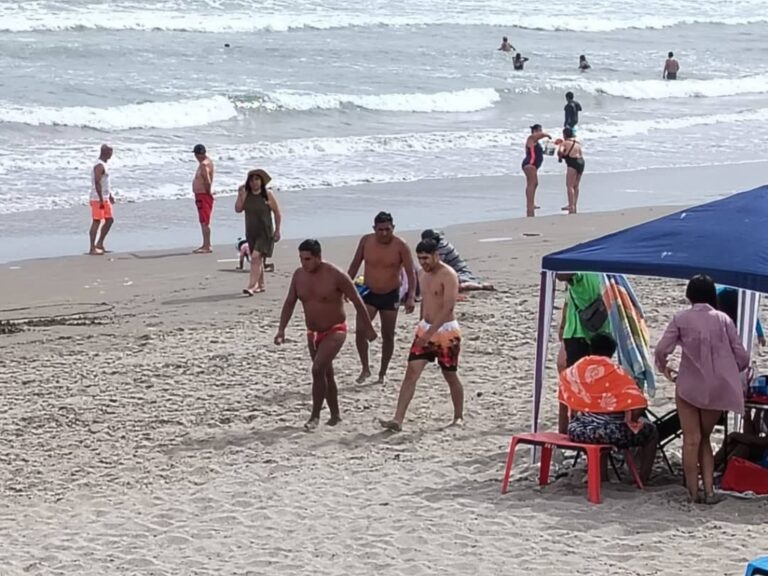 Dos peruanos y un extranjero salvan de morir ahogados en Pozo de Lisas