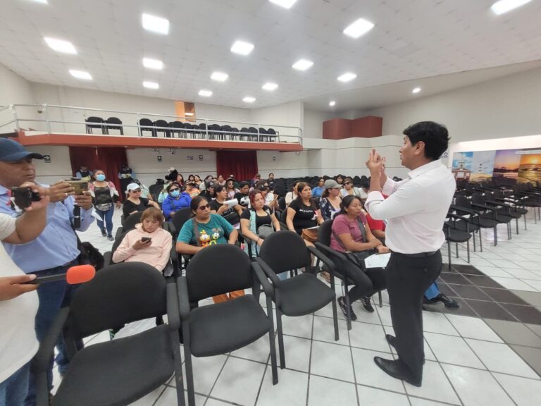 Trabajadoras de “Mujeres a la obra” protestan por pagos incompletos y descuentos injustos 
