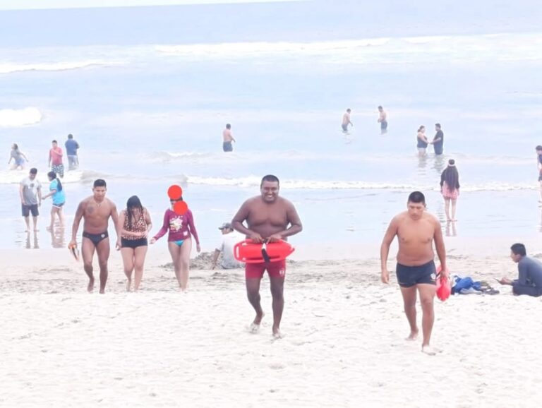 Dos personas fueron salvadas de morir ahogadas en la playa Pozo de Lisas