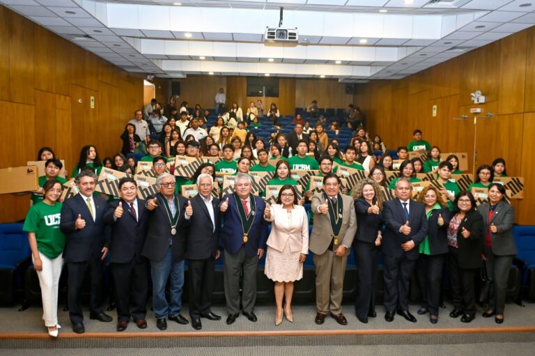 Southern Perú entrega equipos de cómputo a estudiantes moqueguanos del programa Beca Esperanza Joven