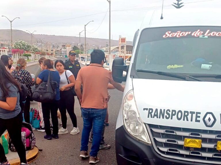 Ilo: Sutran y PNP frustran huida de minivan que transportaba pasajeros de manera informal