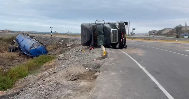 Cisterna de agua sufre volcadura en la vía Mollendo – Mejía