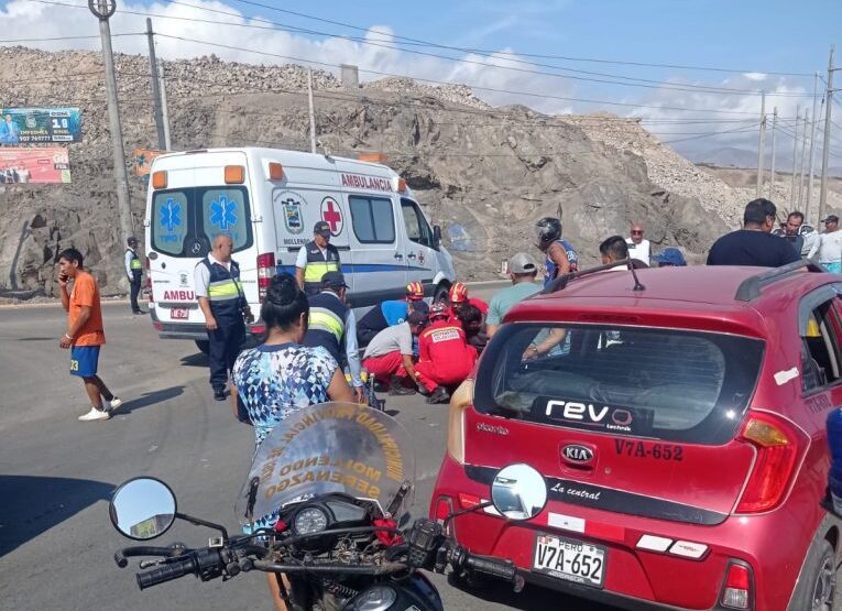 Fuerte choque entre cuatrimoto y automóvil deja una mujer herida