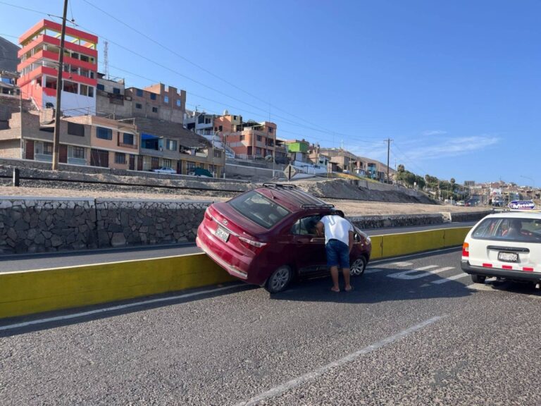 Ilo: Vehículo se despista y termina sobre berma central