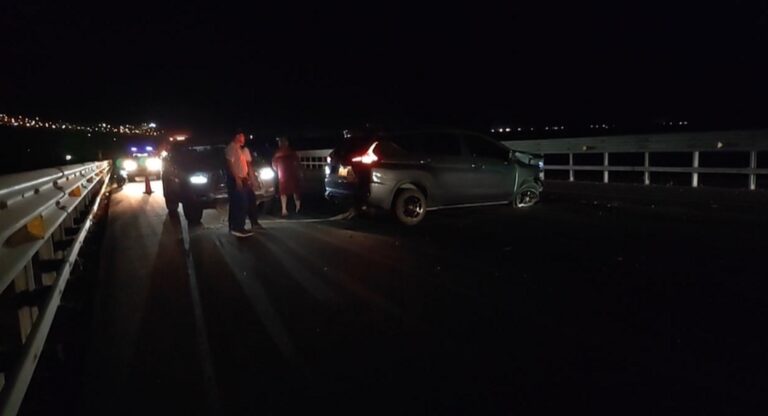 ¡Doble accidente!: motociclista grave y auto choca en Costanera