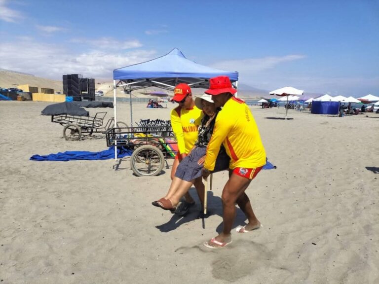 Salvavidas en acción: Héroes del mar no solo salvan vidas, también brindan apoyo solidario