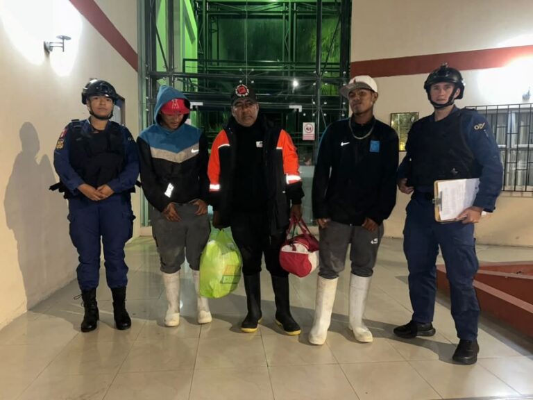 BAP «Río Quilca» rescata a tres pescadores en alta mar frente a Ilo