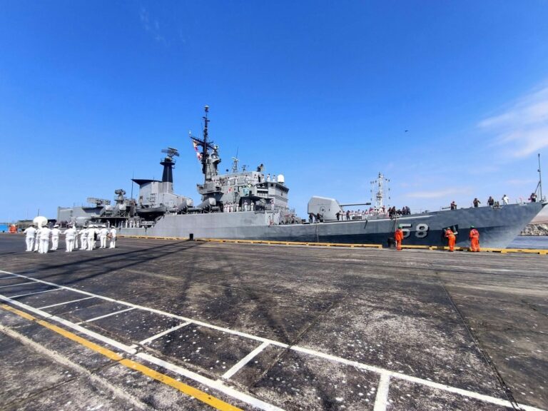 Buques de la Marina culminan visita a Matarani y zarpan rumbo al Callao