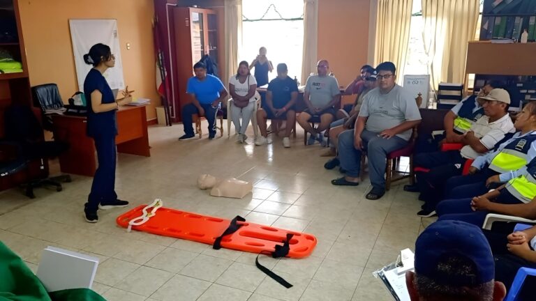 Serenos de Deán Valdivia reciben capacitación en primeros auxilios