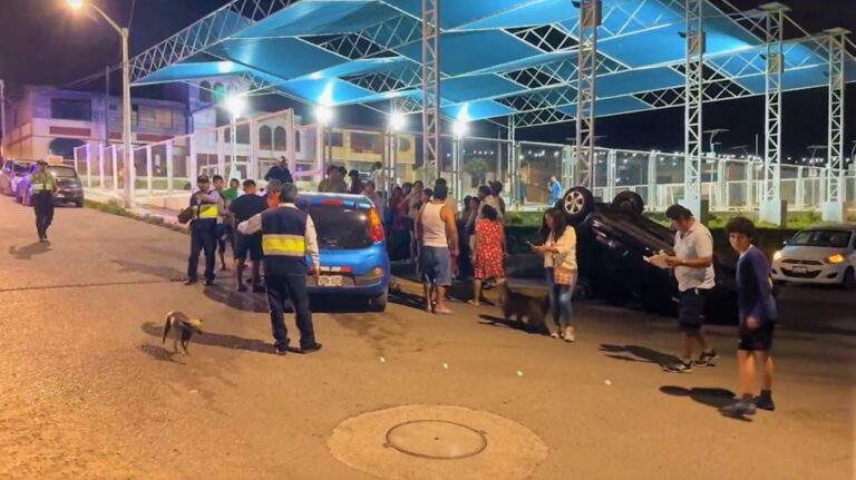Violento choque entre taxis colectivos deja dos mujeres heridas en Mollendo