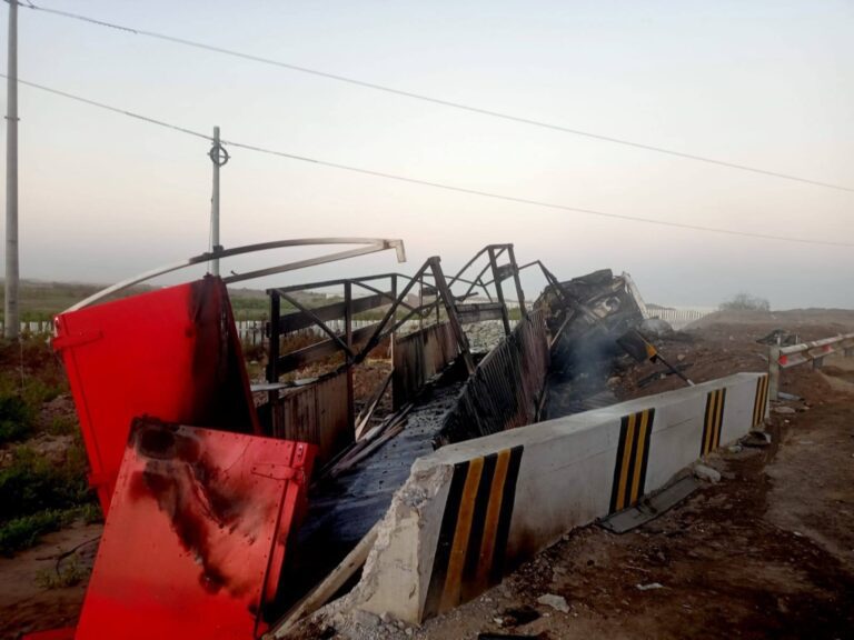 Tragedia en la Costanera Sur: conductor muere calcinado tras despiste e incendio de su tráiler