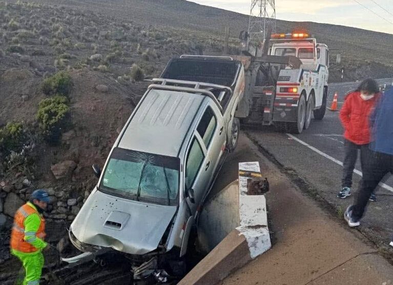 Accidente de camioneta en carretera binacional
