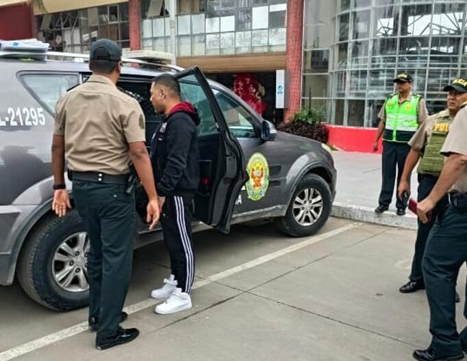 Detienen a sujeto en Terminal Terrestre por presunto proxenetismo