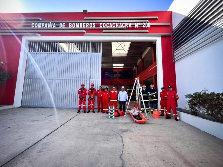 Bomberos de Cocachacra reciben equipos y material de rescate 