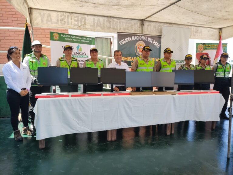 Tisur dona siete computadoras a la comisaría PNP de Mollendo