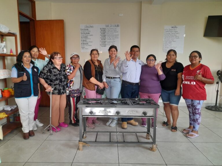 Comedor Virgen de Copacabana recibe cocina semi industrial