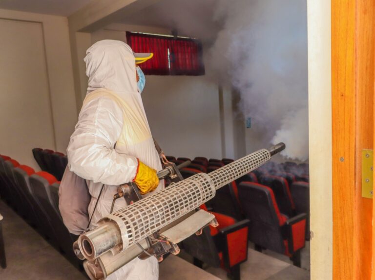 Mejía: fumigan colegios para garantizar un regreso seguro a clases