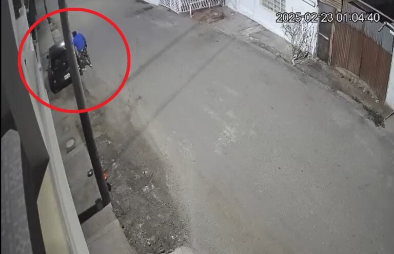 Delincuente roba autopartes en el Inclán