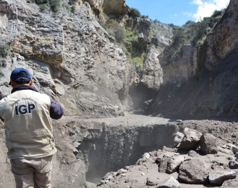 Advierten descenso de lahar desde el volcán Huaynaputina al río Tambo