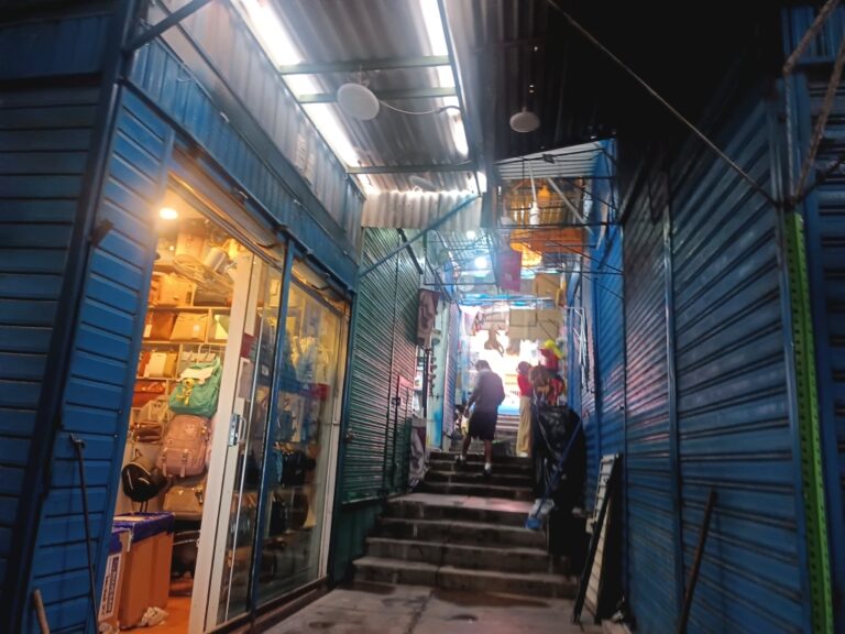 Mercado Central de Moquegua se inunda tras lluvias y comerciantes exigen solución