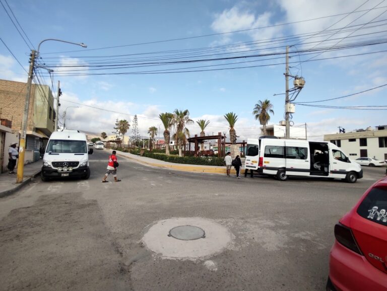 Vecinos denuncian caos vehicular por minivanes en barrio Inclán