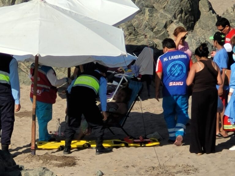 Mujer sufre descompensación en playa Boca del Río y es auxiliada