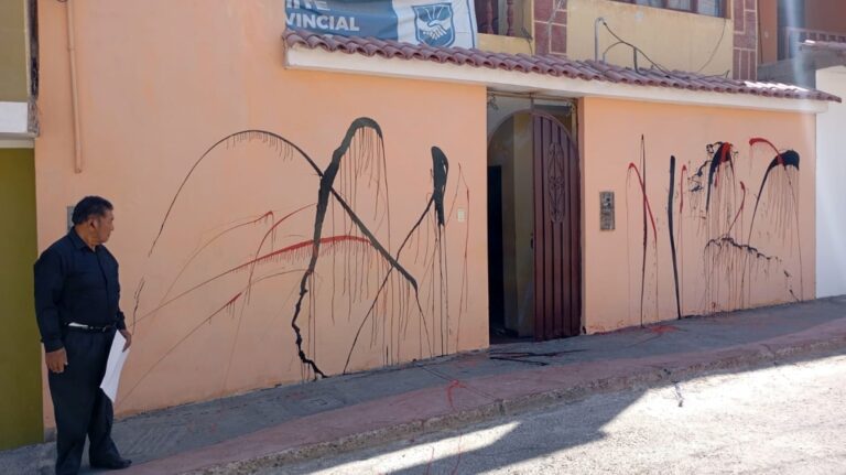 Periodista Juan Carlos Chambi denuncia ataque con pintura en la fachada de su vivienda