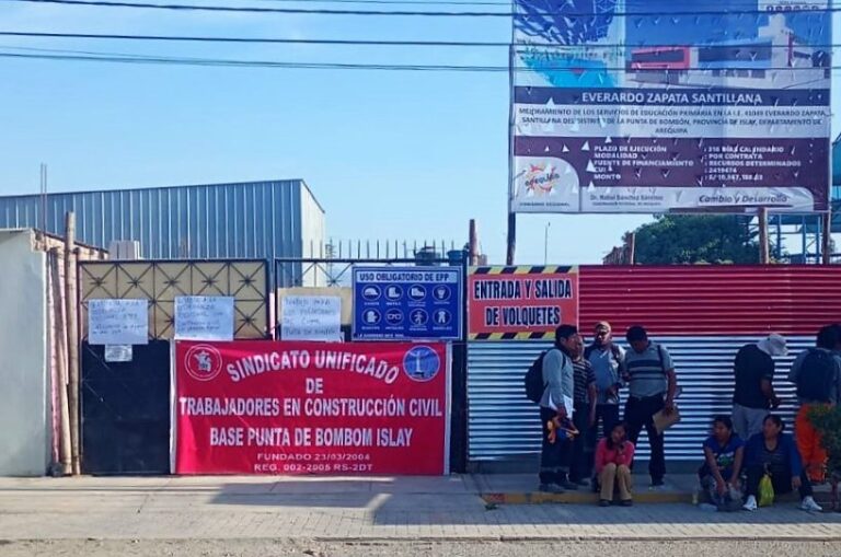 Construcción civil protesta por bolsa laboral en obra del colegio Everardo Zapata
