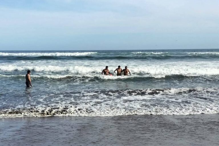Salvavidas rescatan a turista en playa Pozo de Lisas