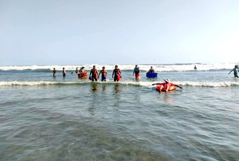 Hombre es salvado tras ser arrastrado por corriente marina en playa Pozo de Lisas
