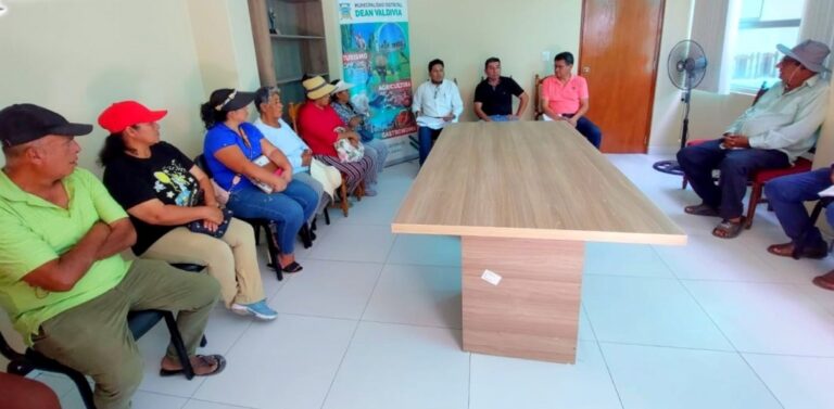 Alcalde y vecinos exigen solución ante daños por tránsito pesado en Deán Valdivia