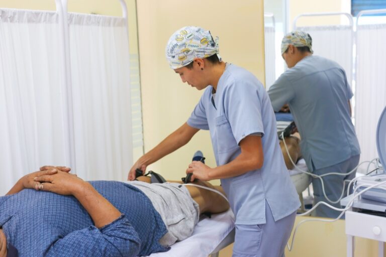 Brindan servicios de terapia y rehabilitación física gratuita en Matarani