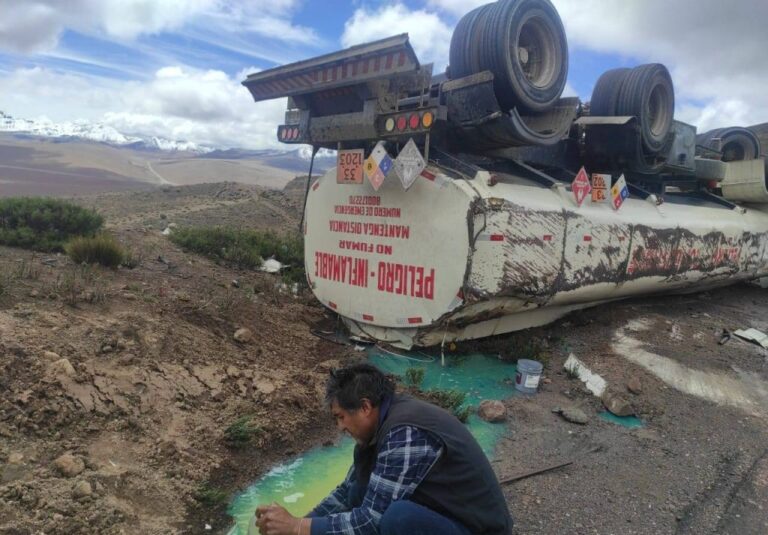 Tráiler y cisterna bolivianos se despistan y vuelcan generando caos en la vía