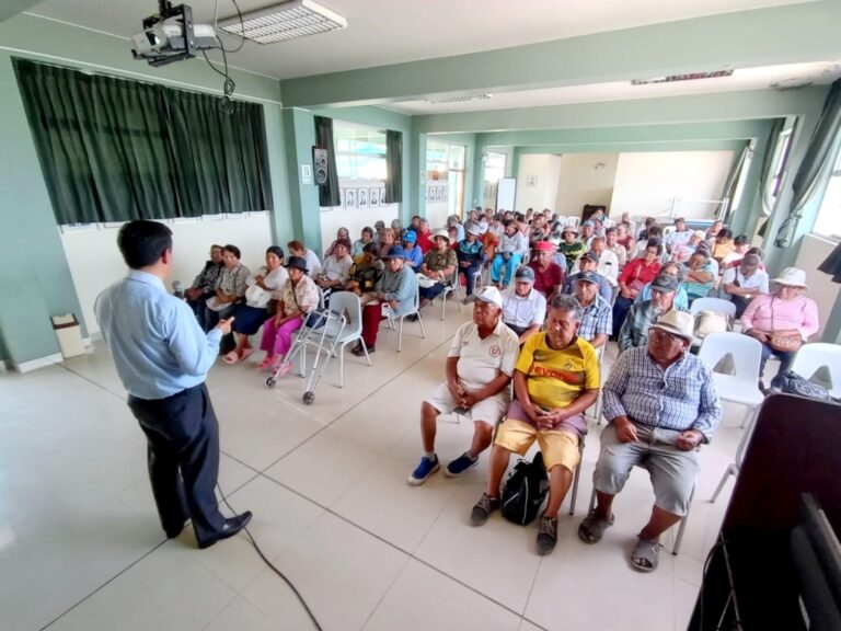Adultos mayores de Mollendo se capacitan sobre sus derechos
