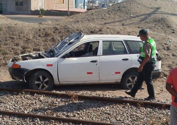 Auto se despista y queda sobre línea férrea en Mollendo