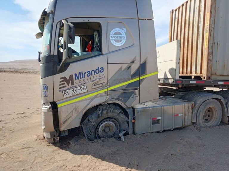 Tráiler chileno sufre despiste en carretera Costanera Sur