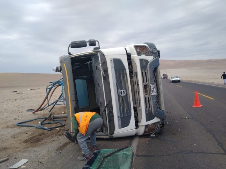 Cisterna de la MPI vuelca en la carretera Costanera y conductor resulta herido