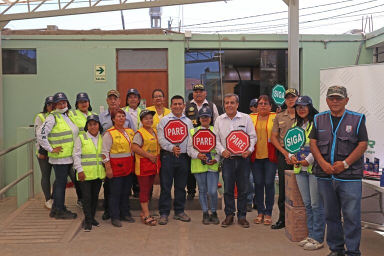 Municipio entrega indumentaria a vigías de tránsito en Matarani