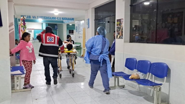 Vehículo choca contra cerro y deja tres heridos