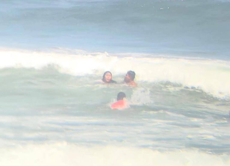 Personal de Salvataje salvan a mujer y menor en la playa Pozo de Lisas