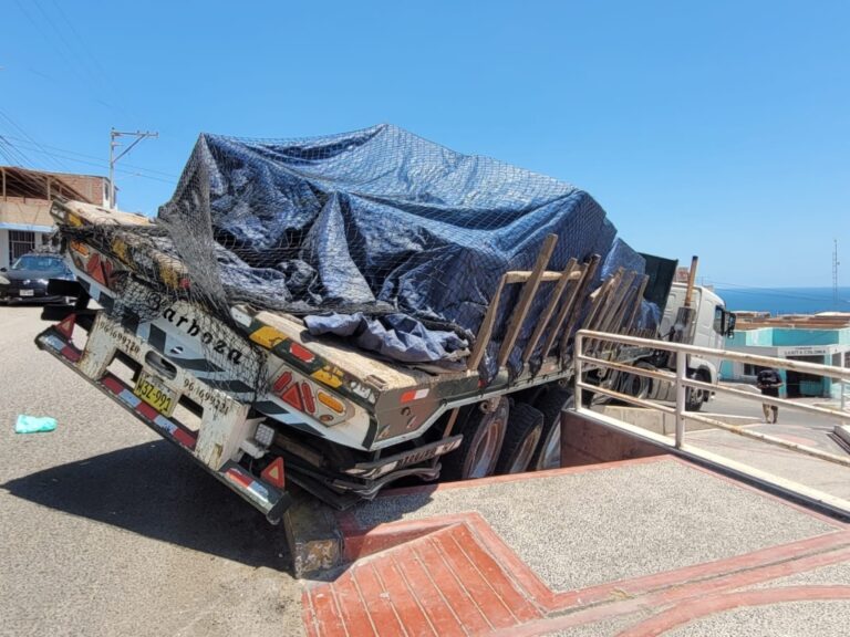 Tráiler a punto de caer a desnivel en Alto Ilo tras mala maniobra