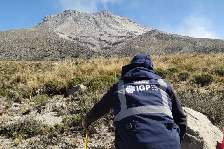 Volcán Ubinas: Alerta baja tras disminución de actividad eruptiva